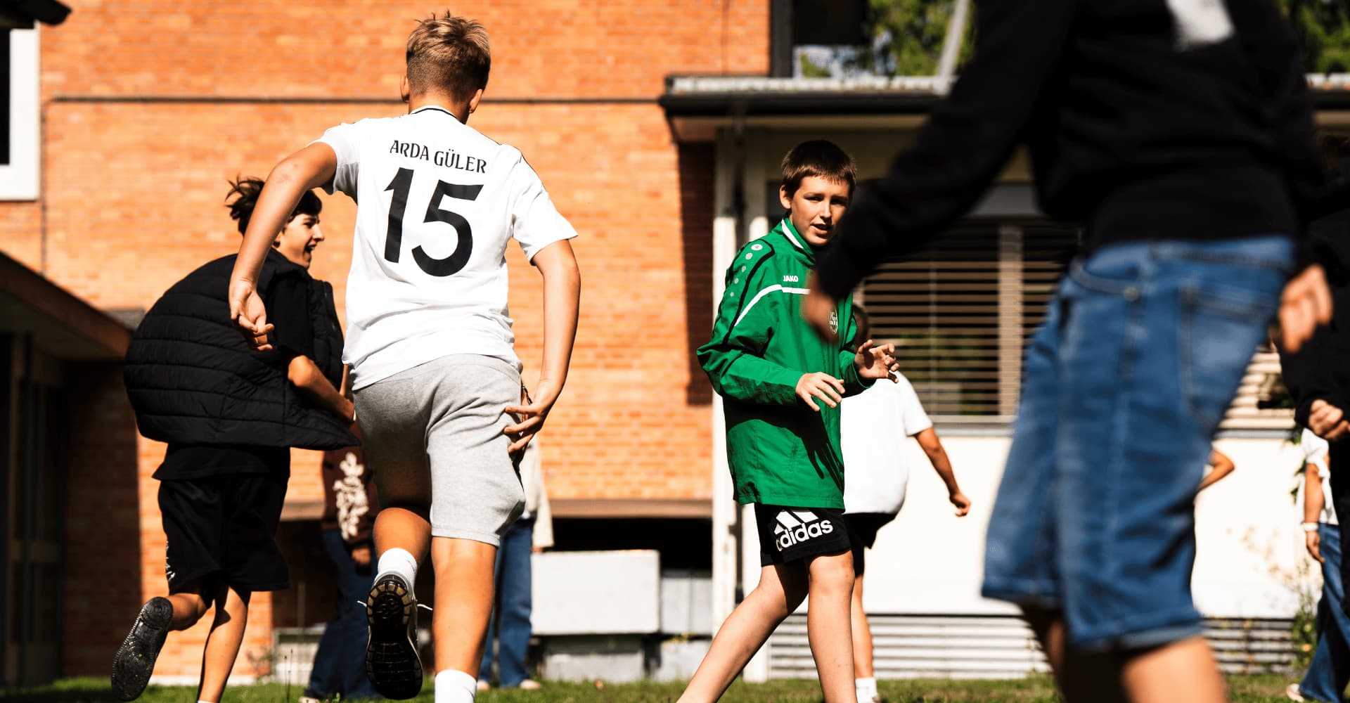 Jugendliche beim Fussballspiel auf dem Pausenplatz der Waid