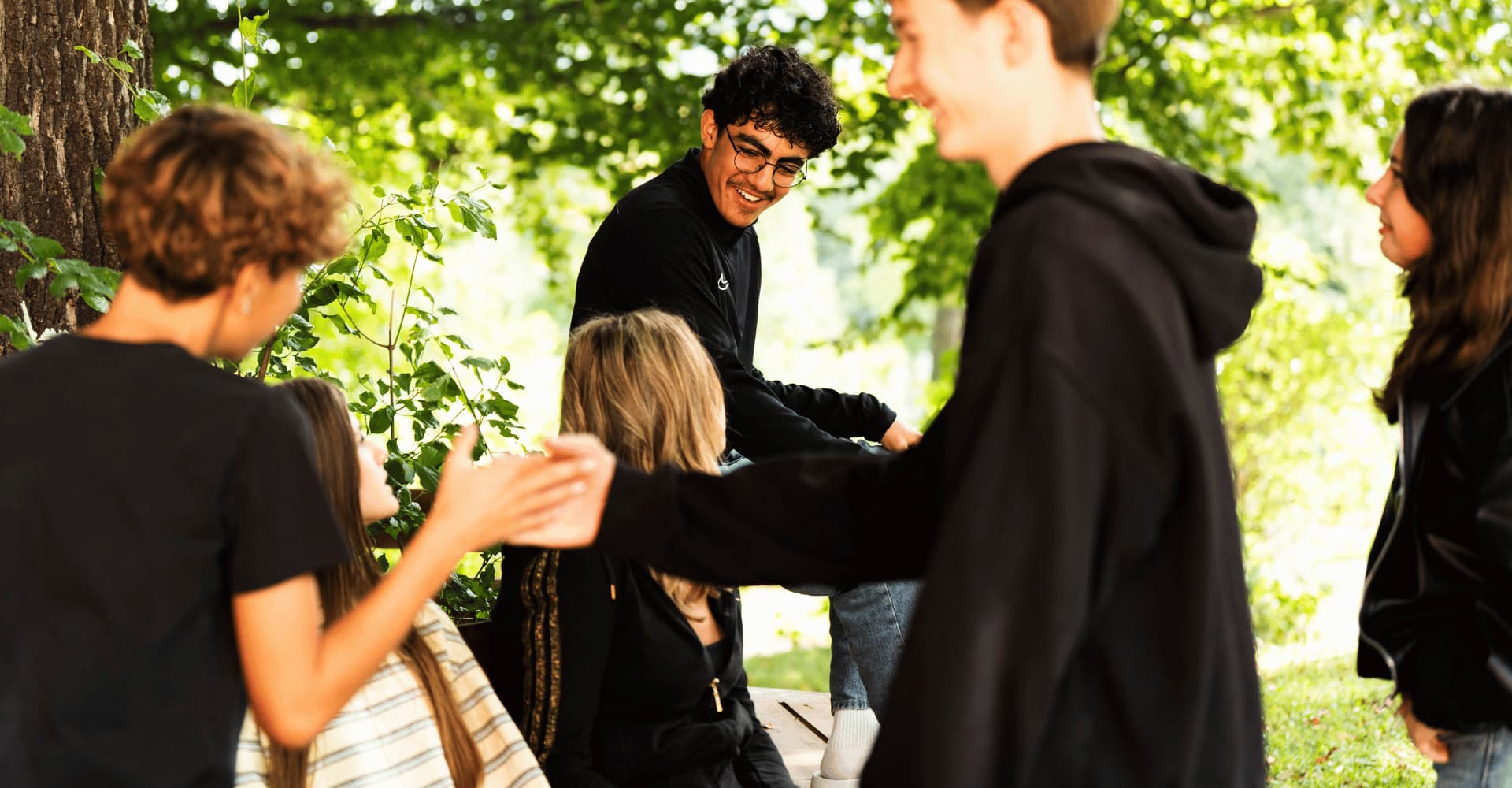 Gruppe von Jugendlichen vor dem Schulhaus der Waid