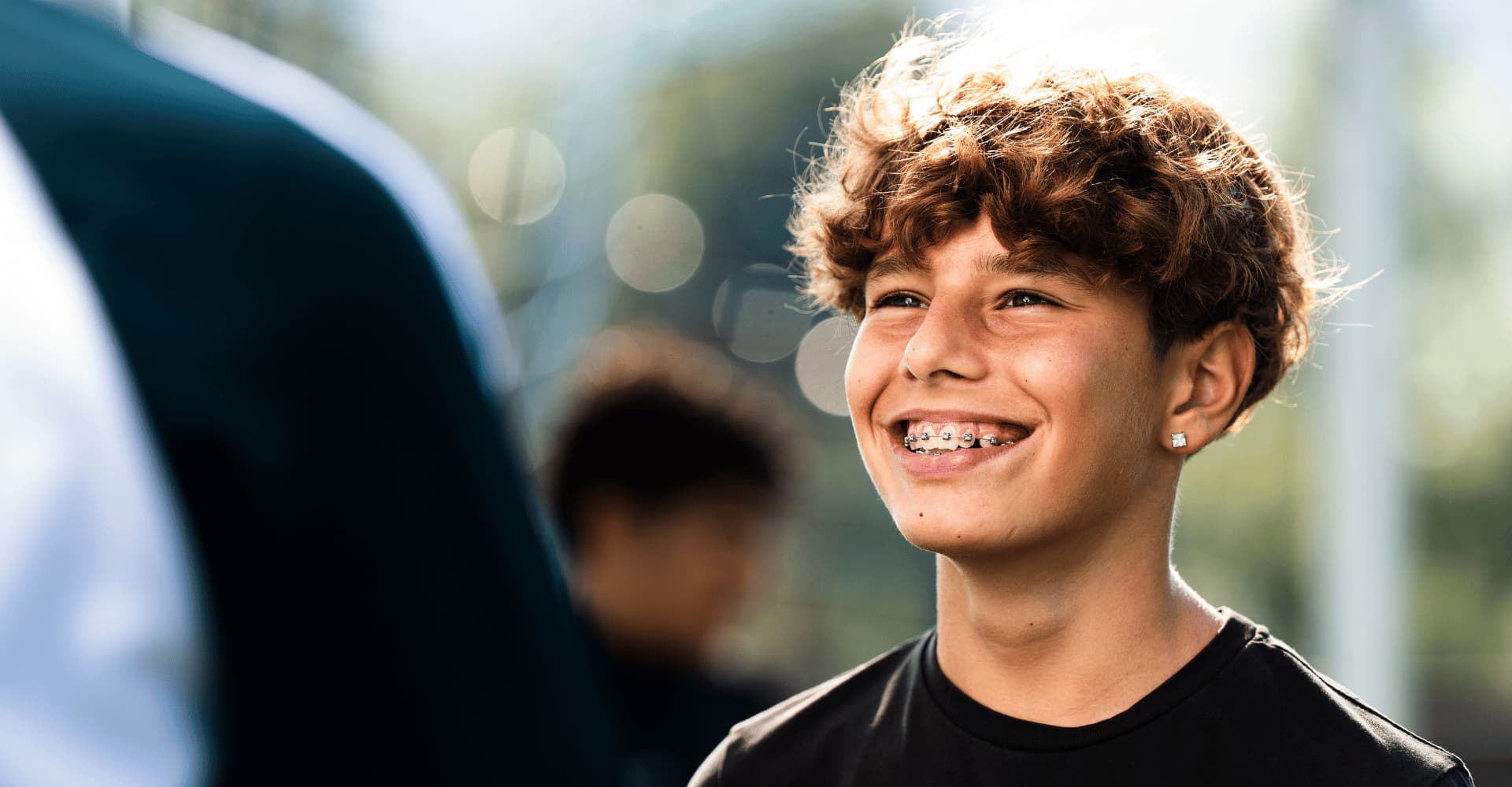 Lachender Jugendlicher der Waid