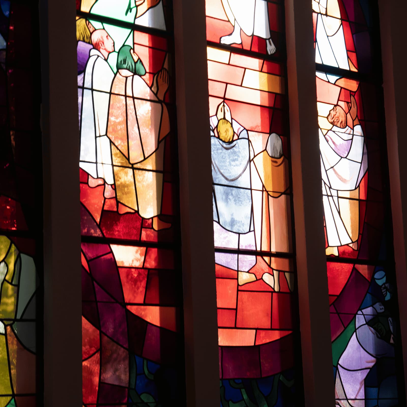 Buntglasfenster in der Kapelle der Waid