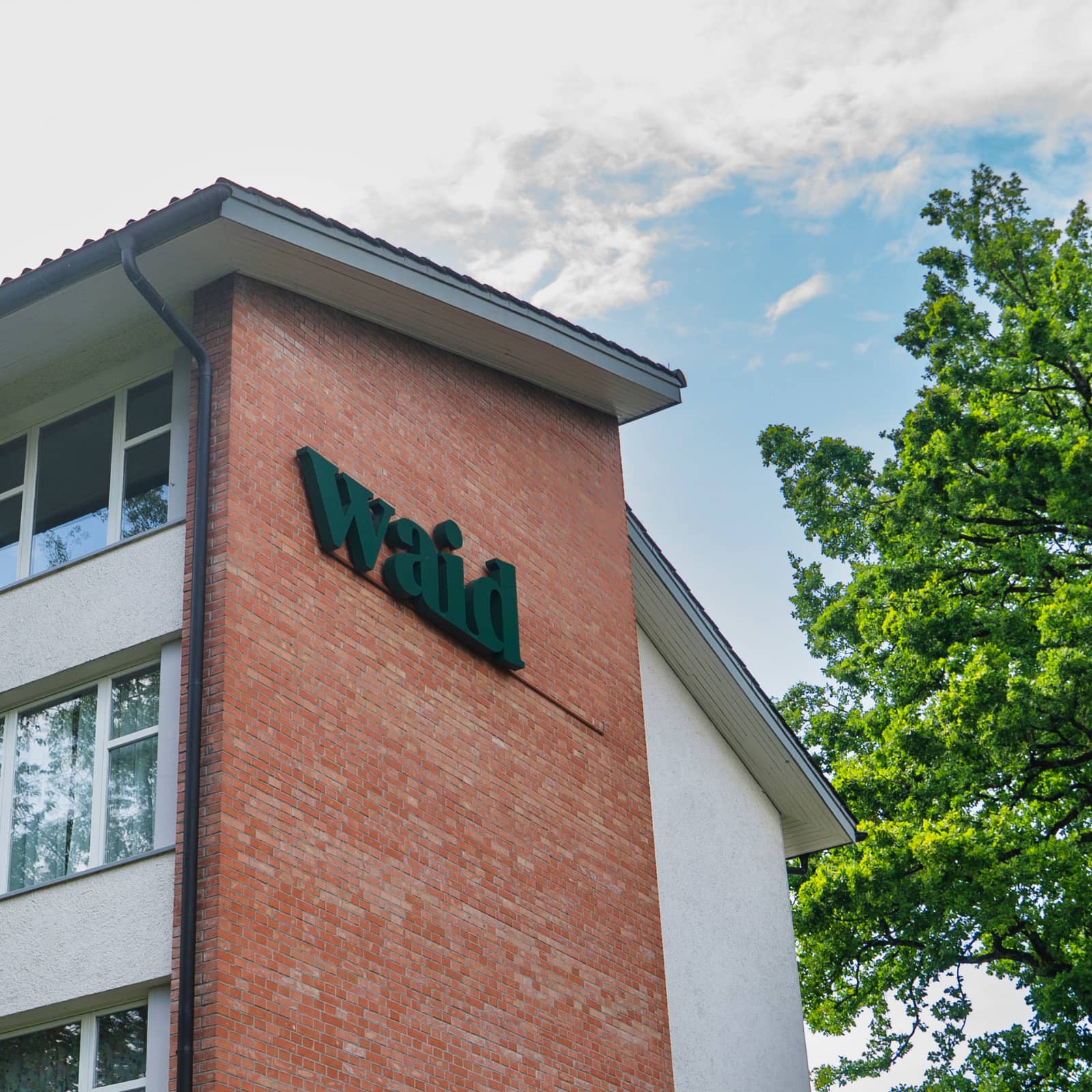 Der Waid-Schriftzug am Schulgebäude an der Autobahn