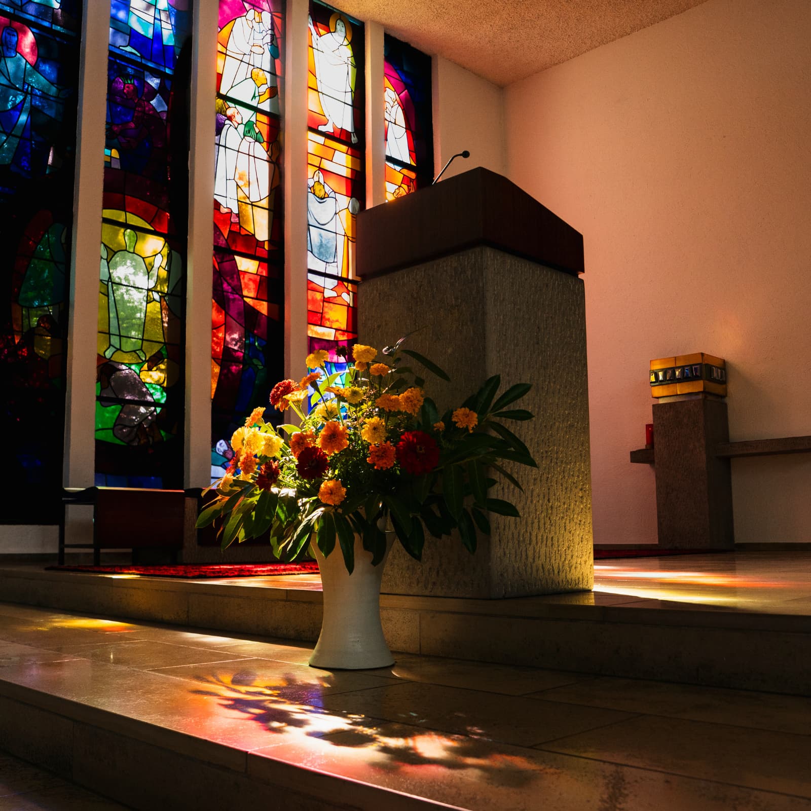 Innenraum der Kapelle der Waid mit Altar und Blumen