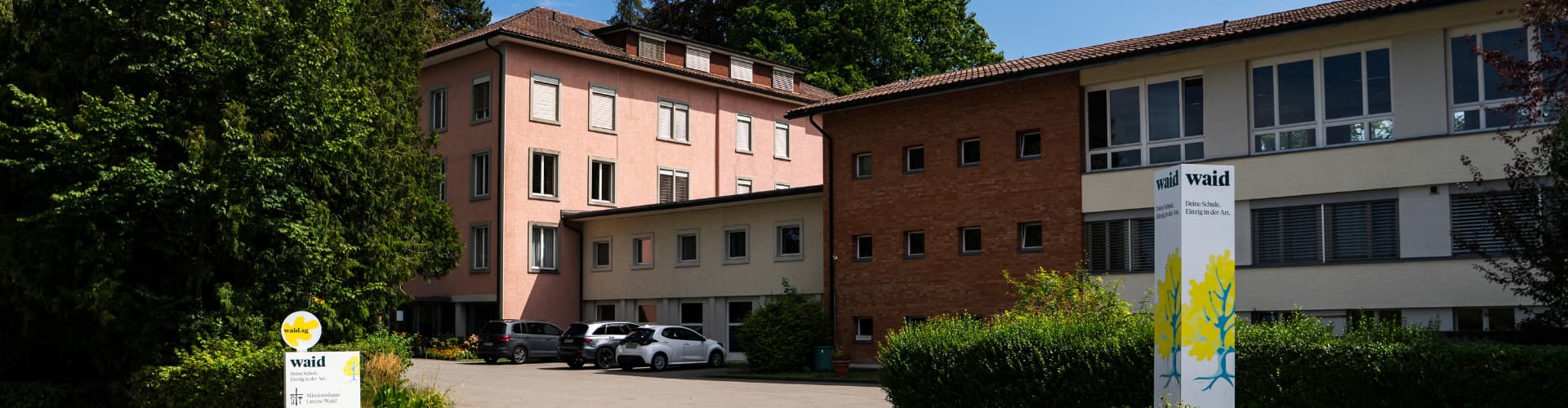 Einfahrt zum Schulgelände der Waid in Mörschwil